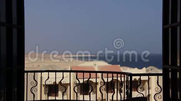 埃及女人的剪影正在阳台上旋转有海景视频的预览图