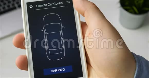男人检查他的移动设备上的汽车信息状况不佳汽车需要修理智能手机的汽车遥控视频的预览图