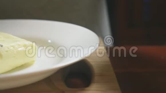 厨房里的女人做蛋糕准备奶油4K慢镜头拍摄身体受伤视频的预览图