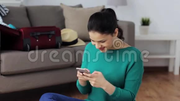 家里有智能手机的女人要去旅行视频的预览图