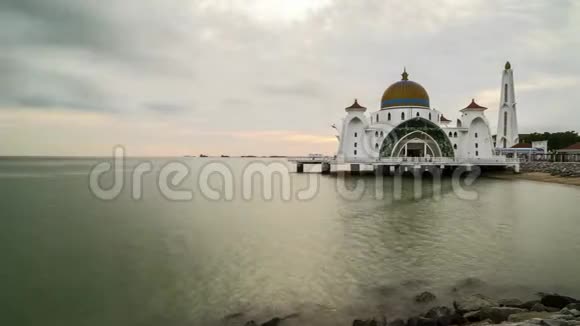 日落时分在马六甲海峡浮动清真寺视频的预览图