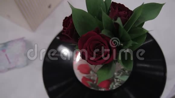 音乐玫瑰花束和唱片美丽的玫瑰花束r是在克乙烯基玫瑰和记录老式视频的预览图