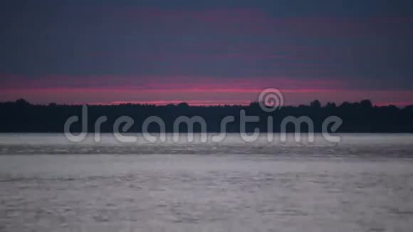 黎明在河上船和鸭子在水上视频的预览图