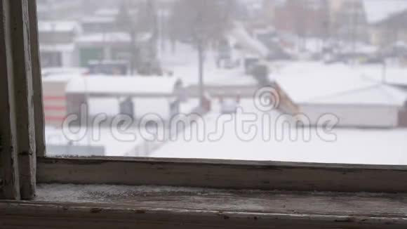 冬天下雪旧木窗外的景色视频的预览图