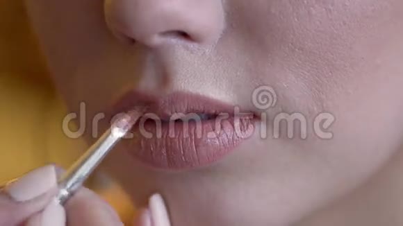 为年轻新娘化妆嘴唇特写涂口红铅笔视频的预览图