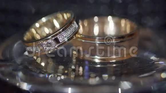 金色结婚戒指环上的光的灌注黄金结婚戒指视频的预览图