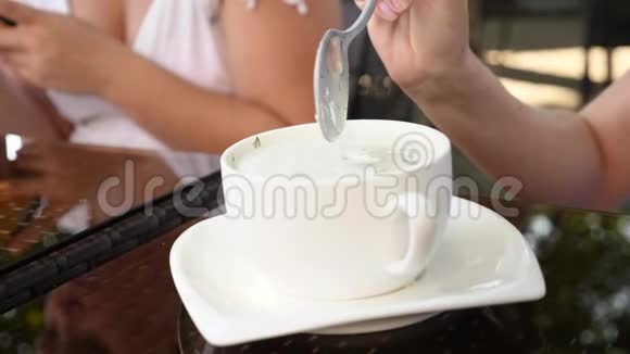 俄式冷汤上的奥克罗什卡用勺子搅拌汤4K特写慢动作视频的预览图