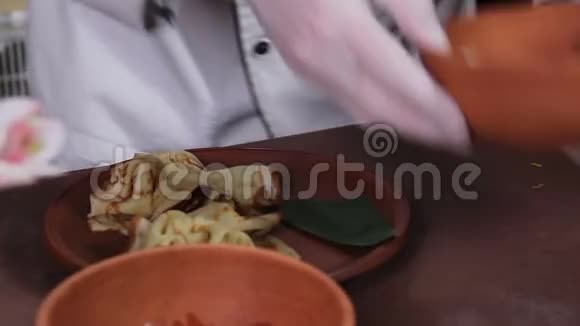 厨师用奶油浆果和果冻做美味的煎饼视频的预览图