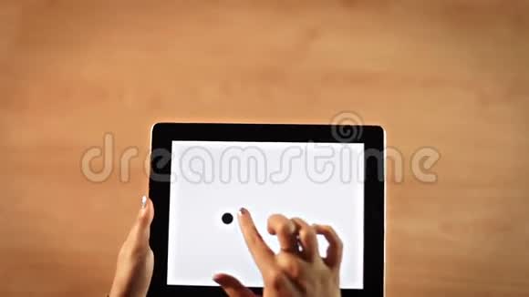 俯视图女性的双手在平板电脑上画三个点符号视频的预览图
