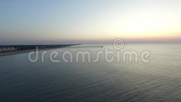 太阳升起在北托普赛尔岛码头北托普赛尔海滩NC视频的预览图