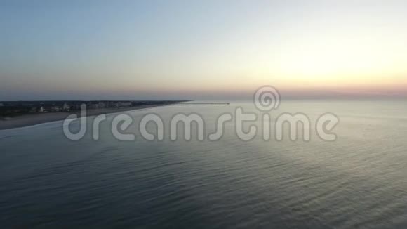 太阳升起在北托普赛尔岛码头北托普赛尔海滩NC视频的预览图