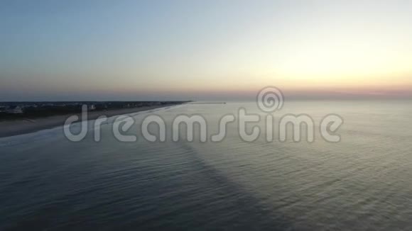 北托普赛尔岛码头日出前的鸟瞰图北托普赛尔海滩NC视频的预览图
