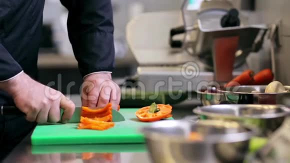 男厨在厨房里切辣椒的手视频的预览图