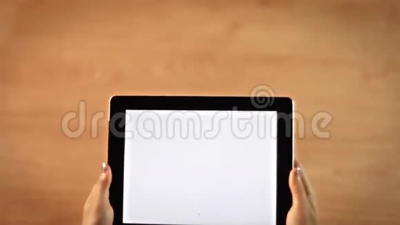 数码平板电脑上女性手画星号视频的预览图