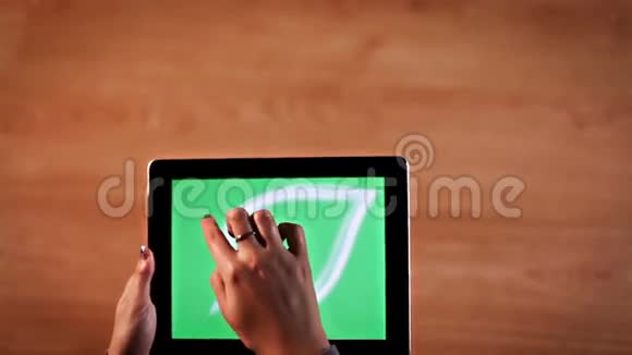 顶级女性手书写纯素食数码平板书法视频的预览图