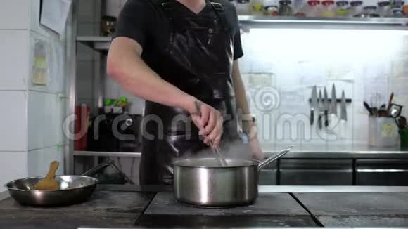 厨师在厨房里做意大利面视频的预览图