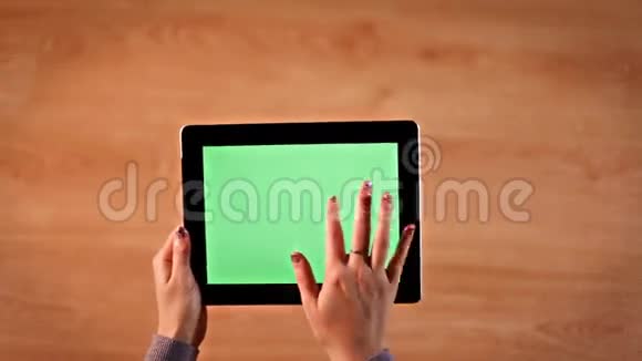 俯视图女性手滚动缩放数字平板水平位置视频的预览图