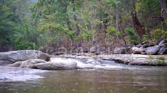 瀑布的幻灯片场景岩石和绿色森林的背景视频的预览图