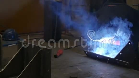 在金属行业工作的焊工慢动作100fps视频的预览图