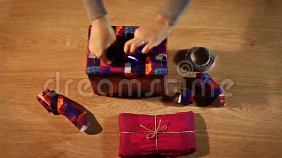 顶景女手包装礼品盒最后阶段放蝴蝶结视频的预览图