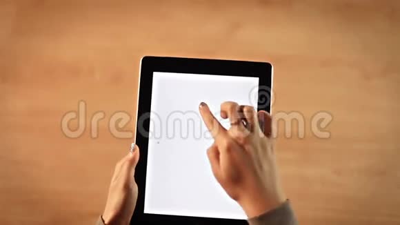 俯视图女性手在数字平板上竖着画感叹号视频的预览图