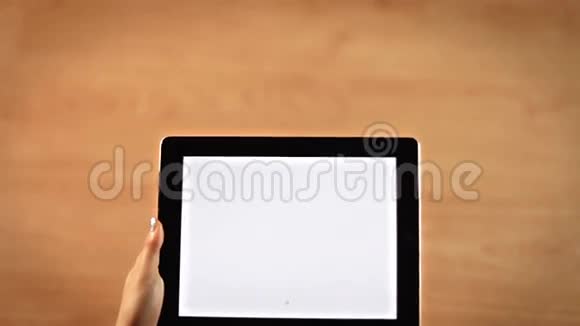 俯视图女性手在平板上画感叹号视频的预览图