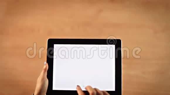 上图中女性手在数码平板电脑上画圆点感叹号视频的预览图