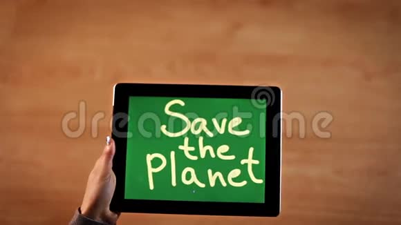 俯视图女性双手擦除拯救地球大胆视频的预览图