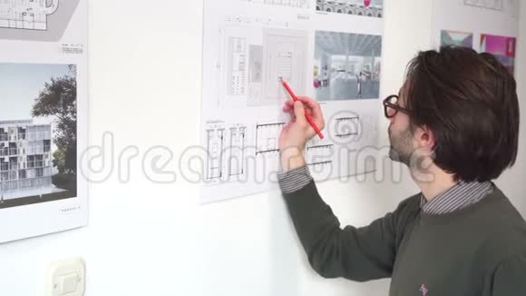 年轻建筑师注意到他的建筑计划视频的预览图