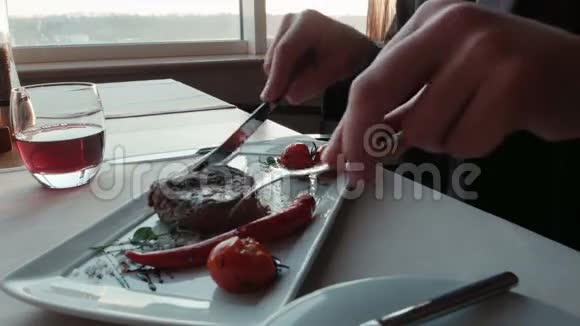 那个拿刀的人把牛排切成了盘子视频的预览图