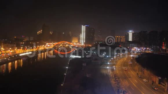 河景道路交通和夜晚的摩天大楼视频的预览图