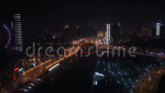 河景道路交通和夜晚的摩天大楼视频的预览图