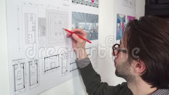 年轻建筑师注意到他的建筑计划视频的预览图