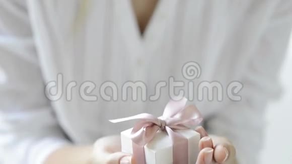 浪漫的礼盒视频的预览图