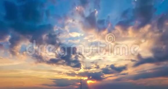 日落时分蓬松的卷卷云和夕阳视频的预览图