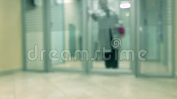 实验室工作人员身穿白色长袍离开医院实验室4K视频视频的预览图