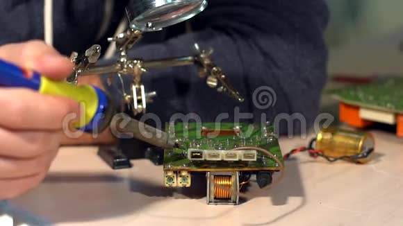 焊锡及电路电子电路板视频的预览图