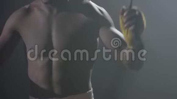 男性跑步者热身跳绳的细节黑人运动员在健身房训练和锻炼运动员跳跃视频的预览图
