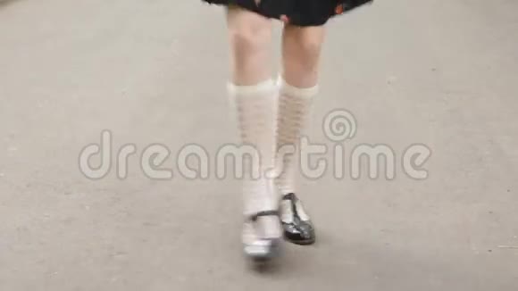 舞者的腿特写女孩穿着白色的膝盖袜子和黑色的裙子跳舞独奏爵士乐摇摆舞查尔斯顿舞视频的预览图