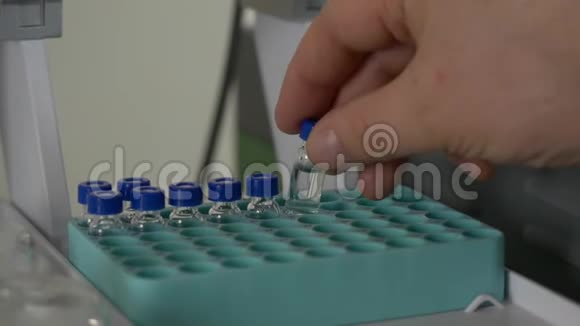 科学家持有化学样品瓶医生手拿医用手套和临床化学样本视频的预览图