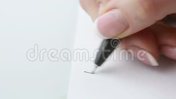 女人写在一份纸质简历上特写视频的预览图