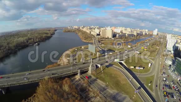 从直升机上看到城市交通和运输基础设施视频的预览图