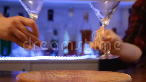 航空鸡尾酒酒吧的手混合鸡尾酒准备酒精饮料关闭视频的预览图