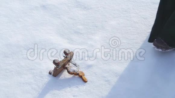 孩子们玩具躺在雪地里女人拿着它小雪人玩具在雪中手拿圣诞玩具复古风视频的预览图