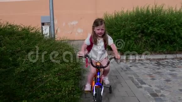 小女孩骑自行车城里的夏日时光视频的预览图