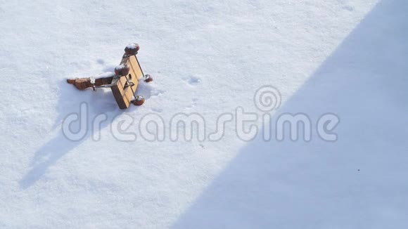孩子们玩具躺在雪地里女人拿着它小雪人玩具在雪中手拿圣诞玩具复古风视频的预览图
