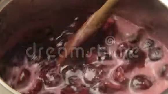 把樱桃和糖混在一起做芝士蛋糕视频的预览图