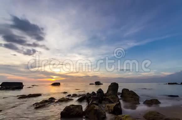 PhuQuoc岛的热带海滩日落时间视频的预览图