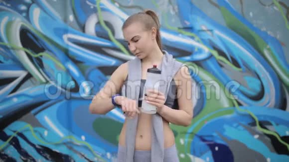 运动少女在接受体重训练后进行蛋白奶昔视频的预览图