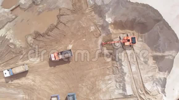 采石场作业挖掘机和自卸汽车空中射击视频的预览图